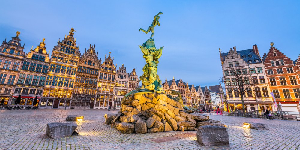 La Grote Markt d'Anvers au crépuscule : la fontaine Brabo et les maisons de corporations à pignons